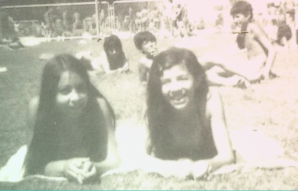 Gente joven disfrutando de un día soleado en el parque.